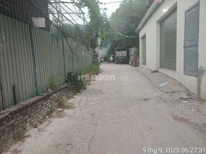 Nhà 3 tầng ngõ thông ô tô tải đỗ cửa, rộng rãi, gần chợ, trg học