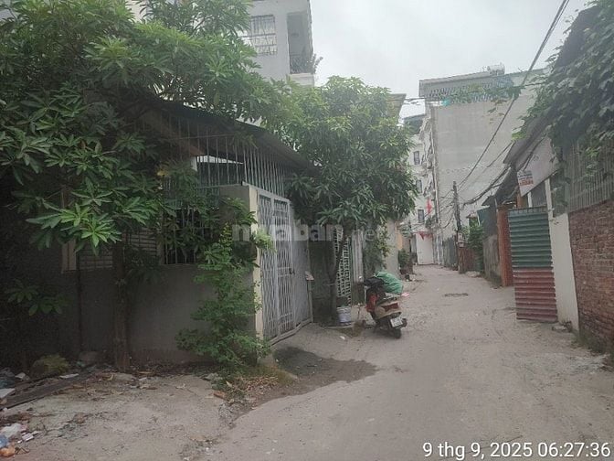 Nhà 3 tầng ngõ thông ô tô tải đỗ cửa, rộng rãi, gần chợ, trg học