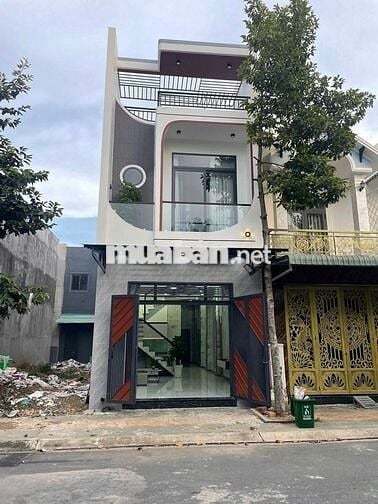Nhà Bình Chánh xây 1 lầu có sổ sẳn , chủ bán 1ty sang tên trong ngày
