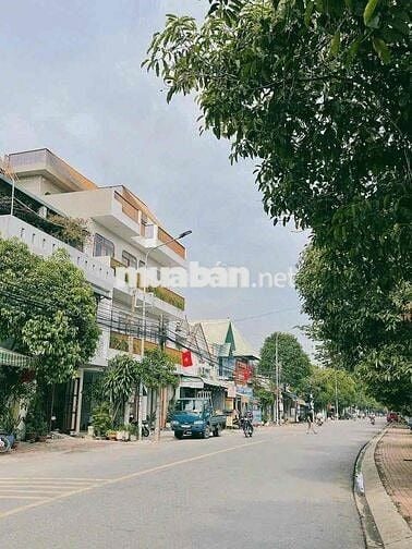 BÁN NHÀ MẶT TIỀN KINH DOANH GẦN SÂN VẬN ĐỘNG DĨ AN