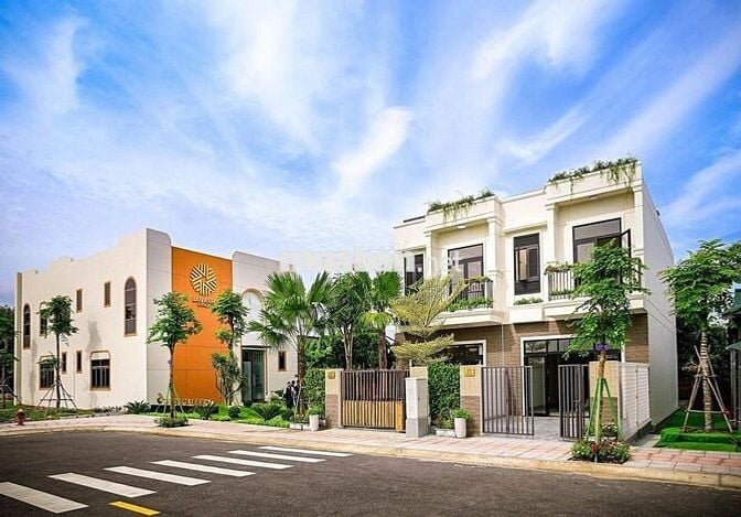 Nhà phố liền kề 70m2, 2 phòng ngủ, đường Hội Nghĩa 28, gần VSIP III