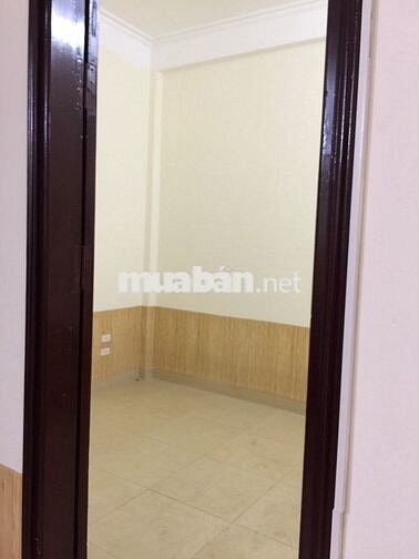 Cho thuê nhà ngõ 68 đg Trung Kính, Dt 80m2 x 4 tầng, mỗi tầng 2p 1 wc