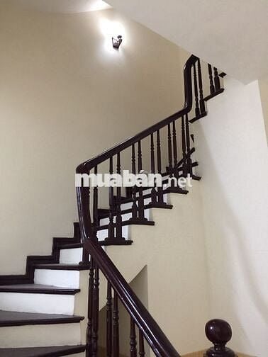 Cho thuê nhà ngõ 68 đg Trung Kính, Dt 80m2 x 4 tầng, mỗi tầng 2p 1 wc