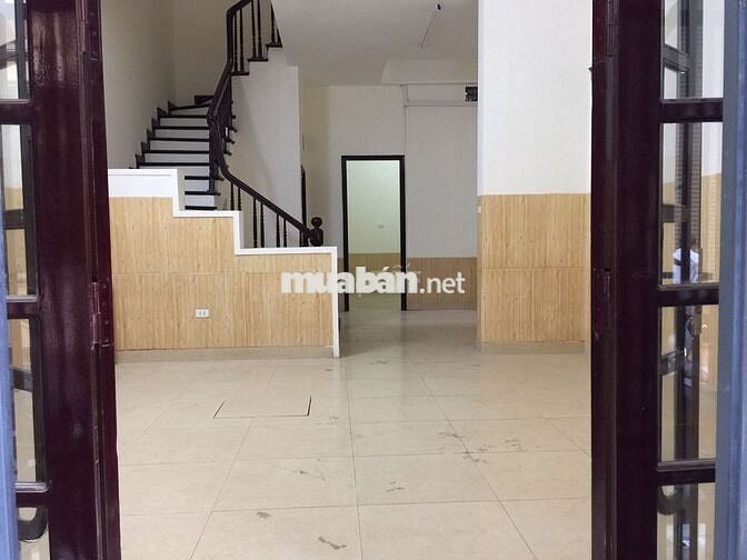 Cho thuê nhà ngõ 68 đg Trung Kính, Dt 80m2 x 4 tầng, mỗi tầng 2p 1 wc
