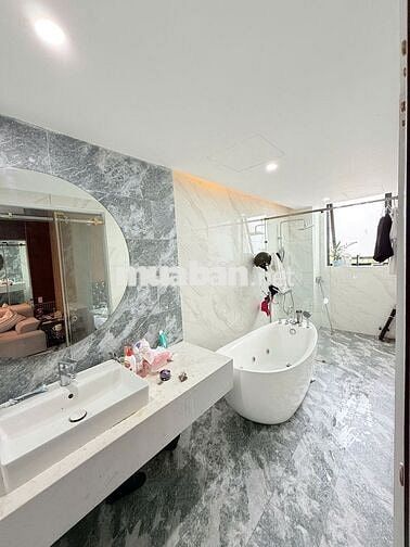 Cho thuê căn hộ 1 phòng ngủ ngay trung tâm thành phố
