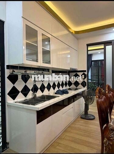 Nhà Q3 hẻm oto có thang máy full nội thất 5PN 5WC 37tr