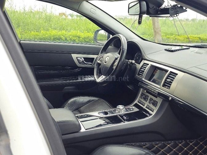 Chào các bác e bán jaguar XF màu trắng ạ