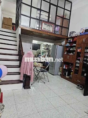 Bán Nhà Tập Thể Rẻ Phố Ngọc Lâm,LB 100M 2tầng gần Vườn Hoa