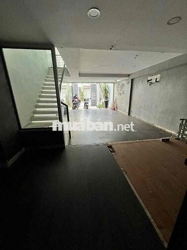 NHÀ MẶT TIỀN PHÚ NHUẬN 6❌15m - CÓ SÂN ĐỂ XE . NHÀ ĐẸP
