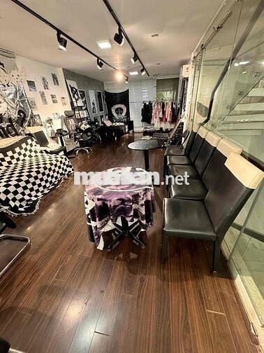 NHÀ MẶT TIỀN PHÚ NHUẬN 6❌15m - CÓ SÂN ĐỂ XE . NHÀ ĐẸP