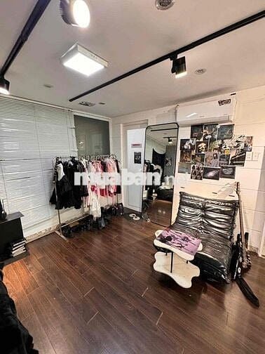 NHÀ MẶT TIỀN PHÚ NHUẬN 6❌15m - CÓ SÂN ĐỂ XE . NHÀ ĐẸP