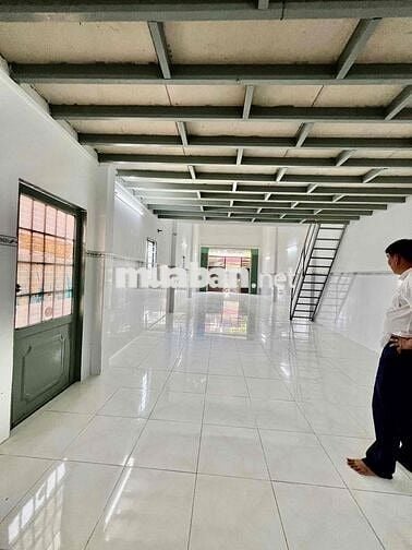 Nhà Trệt Trống Xuốt DT 5x25 Có Gác Lửng Hợp May Mặc Kho Chứa Hàng
