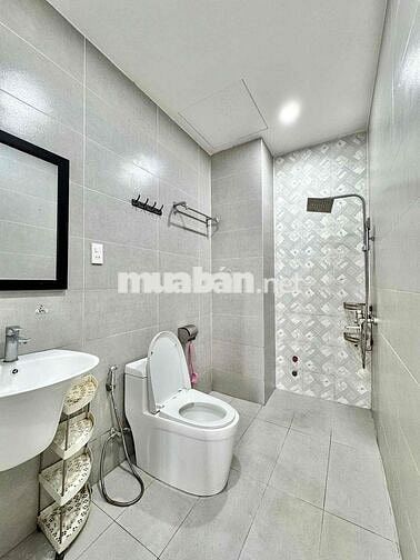 CHO THUÊ CĂN STUDIO BAN CÔNG GẦN ĐẠI HỌC NGUYỄN TẤT THÀNH