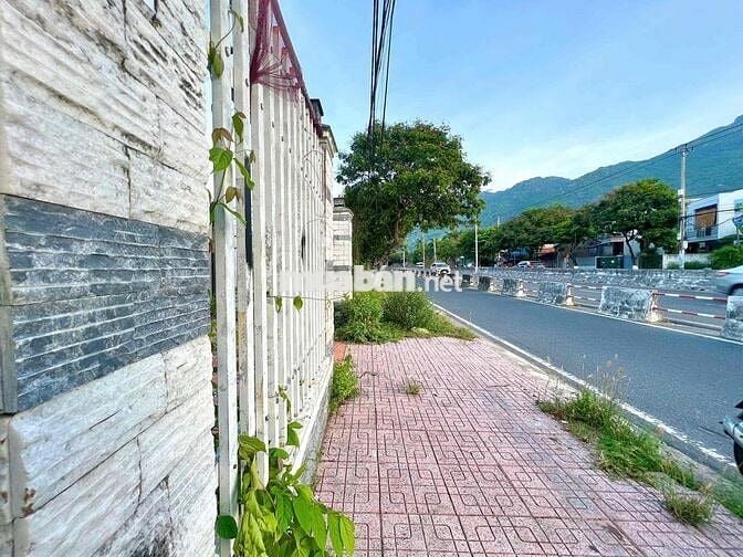 Đất mặt tiền đường Nguyễn Tất Thành giá *** khu vực