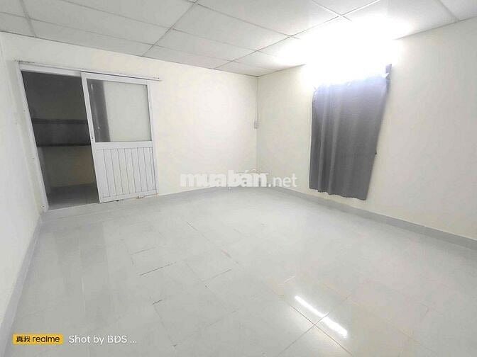 nhà ( phòng ) trên lầu có lối đi riêng gần chùa ưu đàm