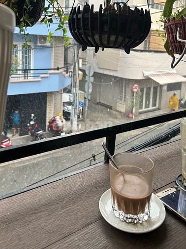 Nhân viên bán Chocolate mang đi khu vực TPHCM