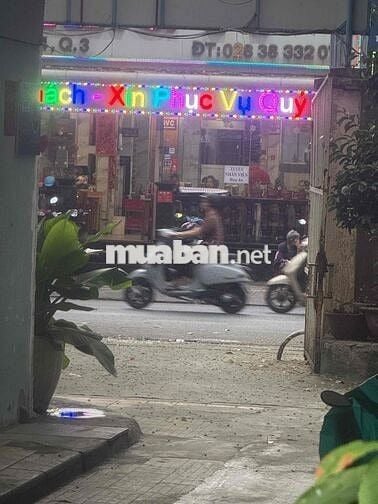 Nhà trệt mới sơn sửa có sân để xe máy khu an ninh sạch sẽ