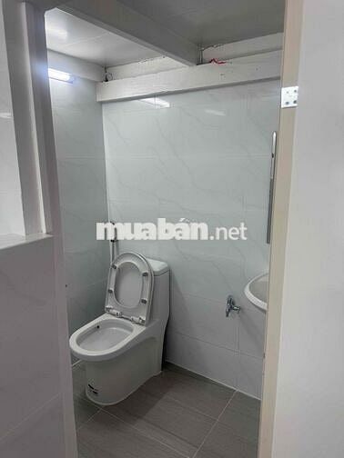 Nhà trệt mới sơn sửa có sân để xe máy khu an ninh sạch sẽ