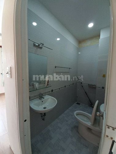 Cho thuê phòng rộng rãi thoáng mát Tân Quý – Toilet riêng, giếng trời