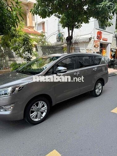 Toyota Innova 2.0 V số tự động đời cuối 2016