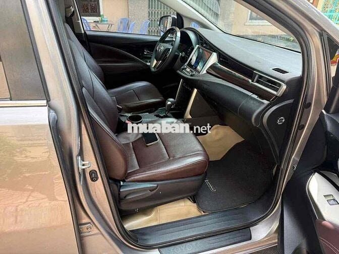 Toyota Innova 2.0 V số tự động đời cuối 2016