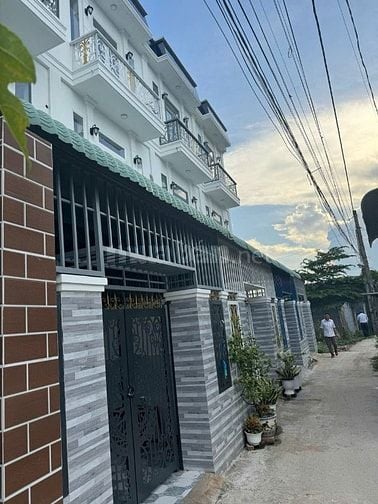 🏡 Bán nhà 2 lầu + sân thượng, trung tâm Cần Giuộc – Long An, giá tốt