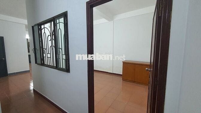Lầu 1 diện tích 90 m2 ,2 p  ngủ, 1 p khách, 1 bếp.