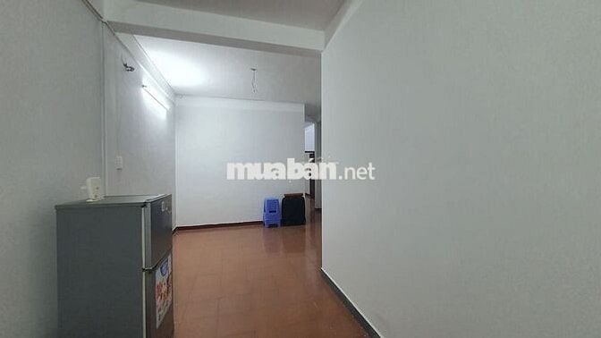 Lầu 1 diện tích 90 m2 ,2 p  ngủ, 1 p khách, 1 bếp.