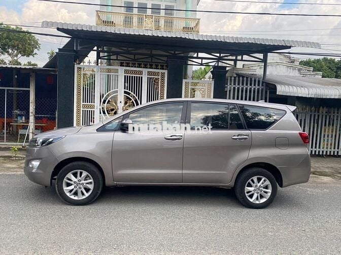 Innova 2020 số sàn màu xám
