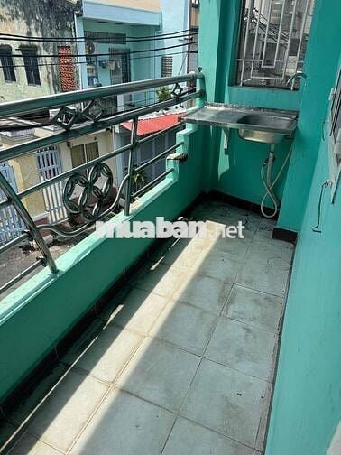 phòng ban công, cửa sổ thoáng mát