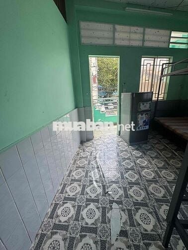 phòng ban công, cửa sổ thoáng mát
