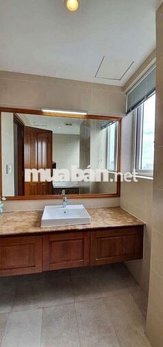 Cho thuê căn hộ chung cư Sky center Phổ Quang, Tân Bình. DT135m2, 3pn