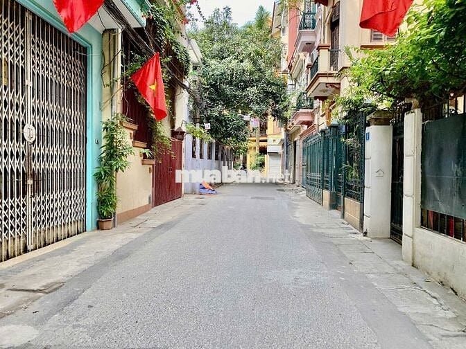 Cho thuê nhà ô tô quay đầu trước cửa nhà