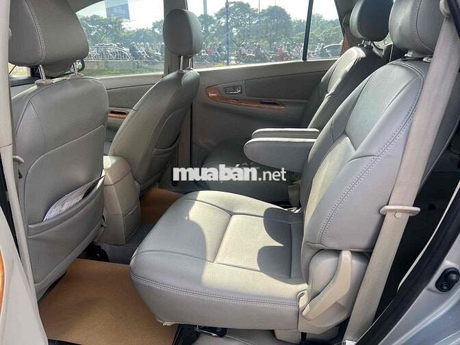 Toyota Innova G Số Sàn 2011 - màu bạc - 245Tr