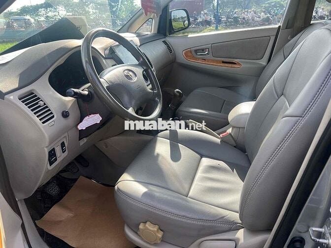 Toyota Innova G Số Sàn 2011 - màu bạc - 245Tr