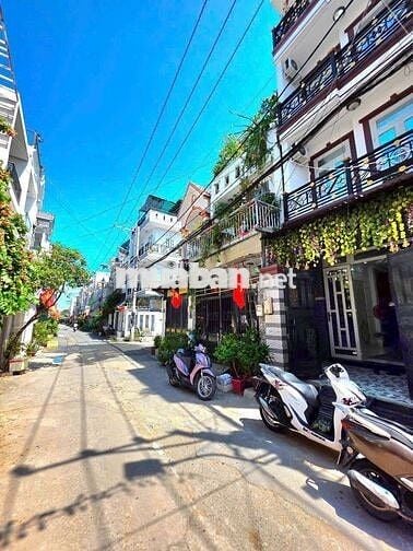 Chính chủ, nhà 3 lầu còn mới, 4 PN, Hẻm xe tải