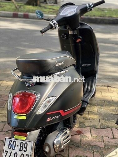 Vespa nữ chạy