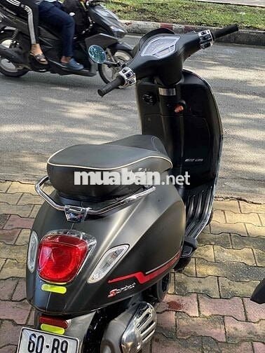 Vespa nữ chạy