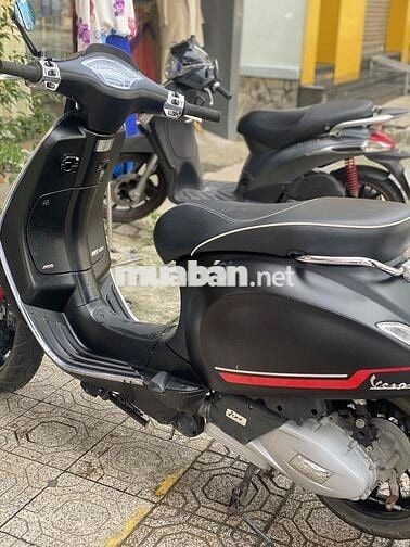 Vespa nữ chạy