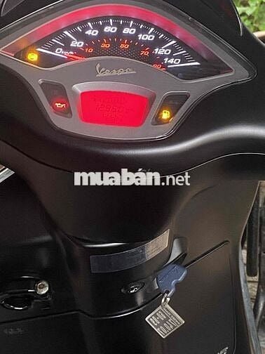 Vespa nữ chạy