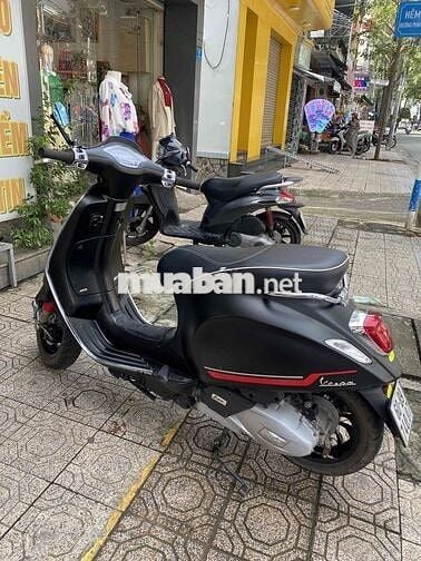 Vespa nữ chạy
