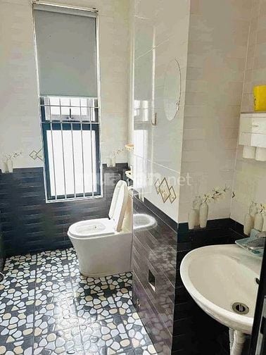 Đường quy hoạch 5m có vỉa, nhà 3 tầng 3 P.Ngủ, 4 WC. Giá 8 tỷ có TL.