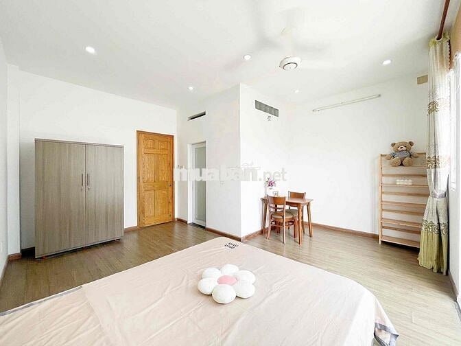 Ban công nắng sáng Full nội thất Trường Chinh Thang Máy