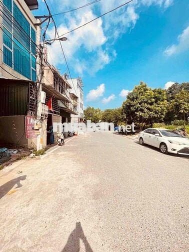 Toà văn phòng,kết hợp ở. Có thang may, ô tô tránh thoải mái.