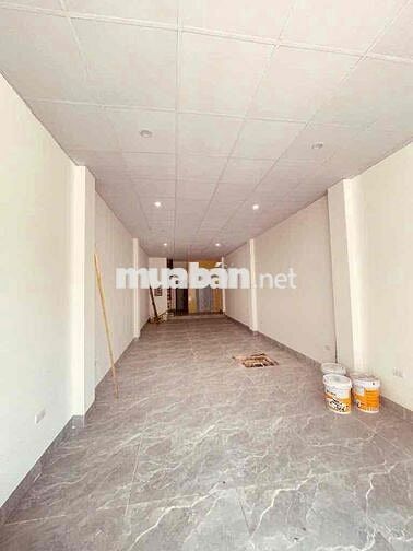 Toà văn phòng,kết hợp ở. Có thang may, ô tô tránh thoải mái.