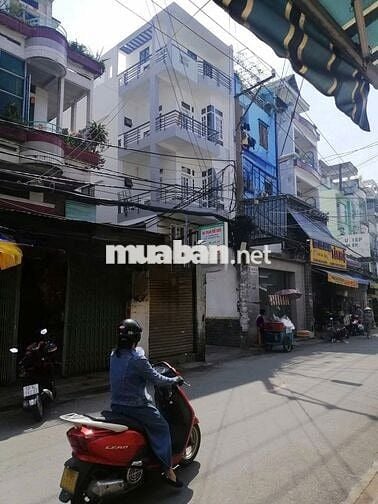 mặt Băng 136 Trần Văn Quang, Phường 10, Quận Tân Bình. lối đi riêng