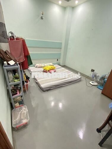 Cho thuê 1 phòng trong nhà phố nguyên căn