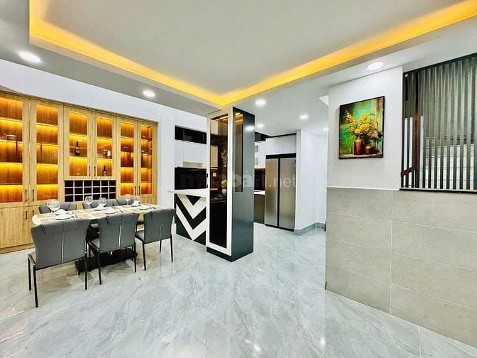 Kẹt tiền bán gấp nhà Hoàng Diệu, quận 4, hẻm xe hơi, SHR giá 3 tỷ 850