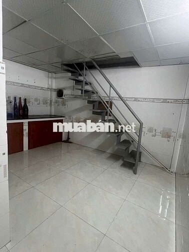 Nhà rộng rãi cách 30m ra ng ảnh thủ ngã 3 đông quan , hẻm rộng 8m