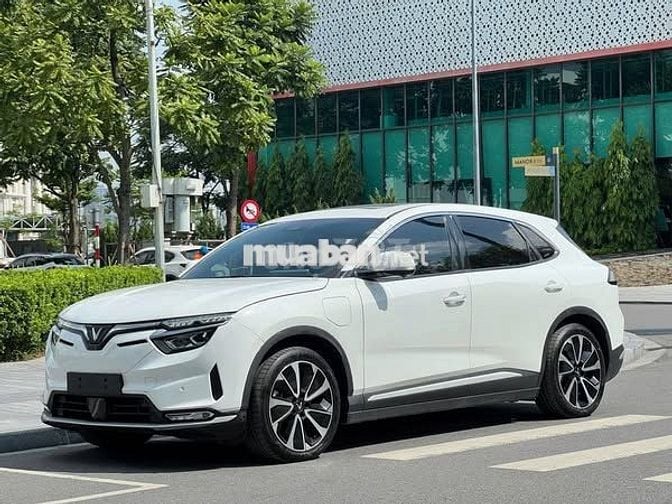 VF8 plus 2023 mua pin Catl màu trắng/xanh navi
